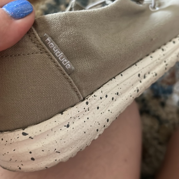 Beige colored hey dudes missing a little lace tab - Picture 7 of 7